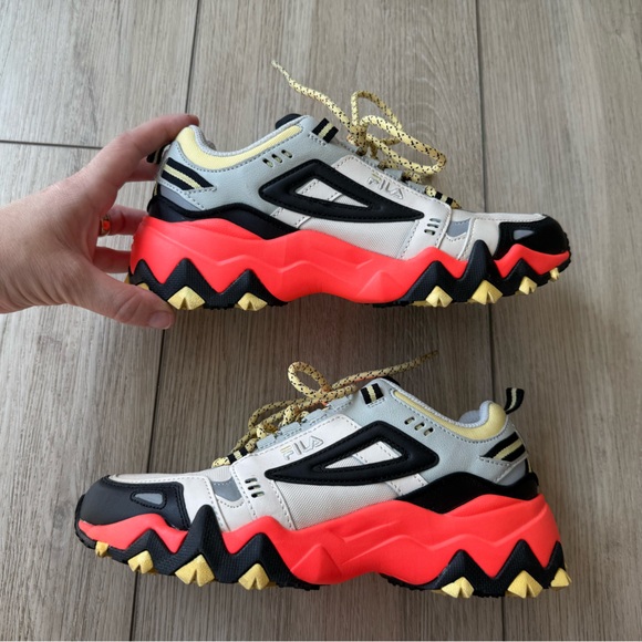 Fila Women's Trail Running Hiking Shoes 7 Oakmont Trail Coral & Black - Picture 3 of 6